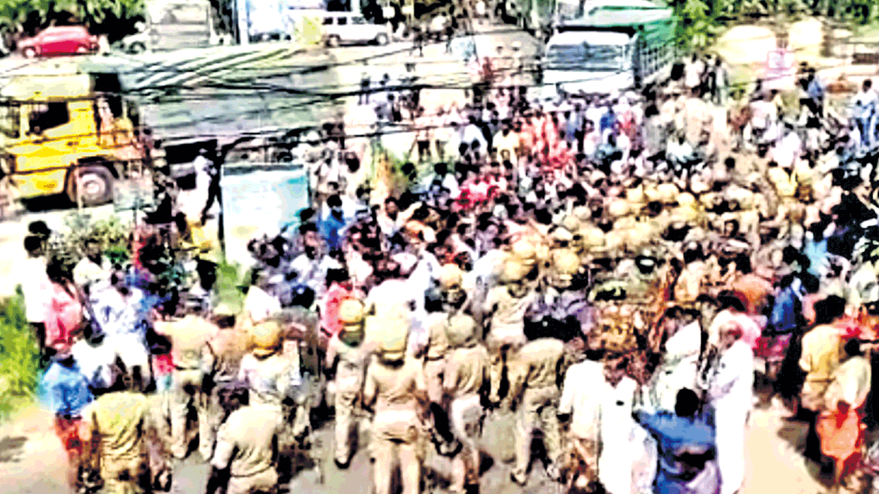 అదానీ పోర్టుపై ప్రజాగ్రహం.. కేరళలో హింసాత్మక నిరసనలు