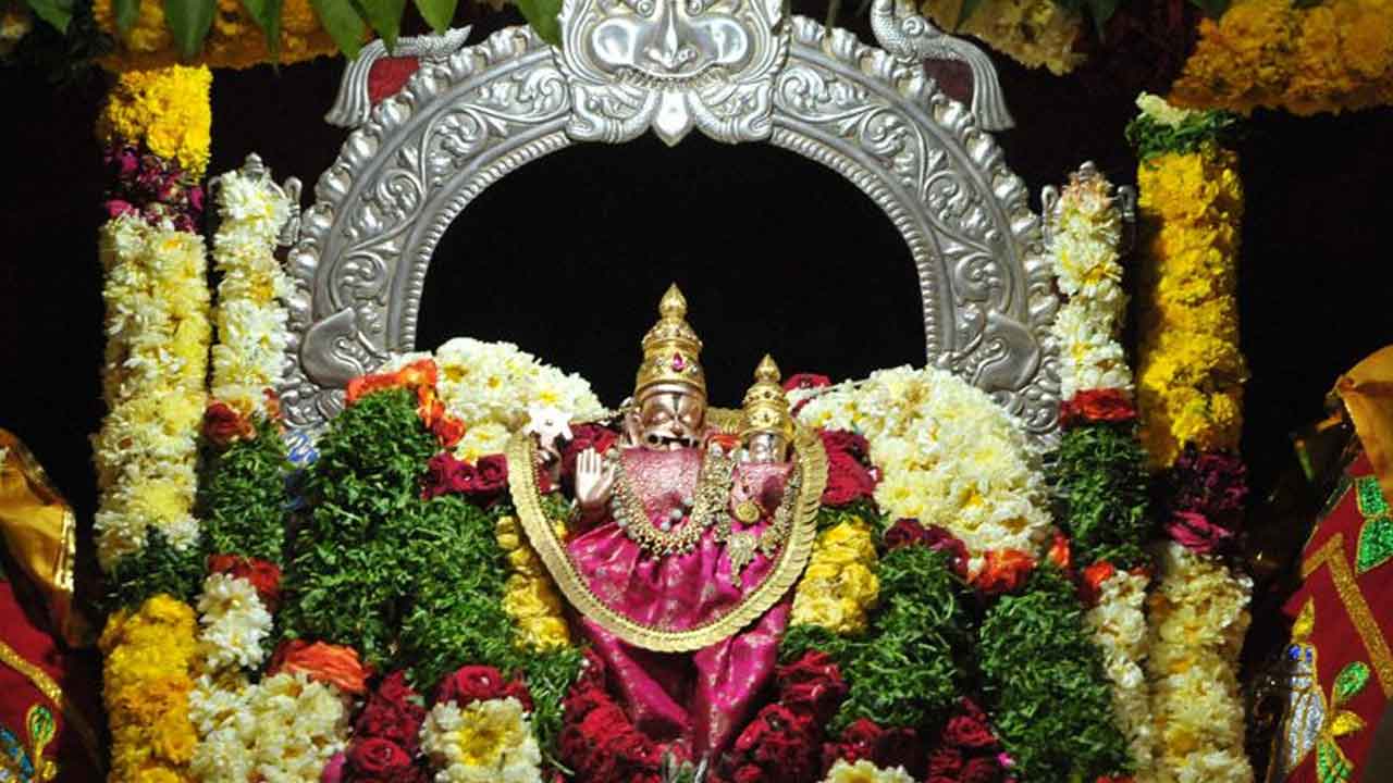 లక్ష్మీనరసింహుడికి తిరువీధి సేవోత్సవం