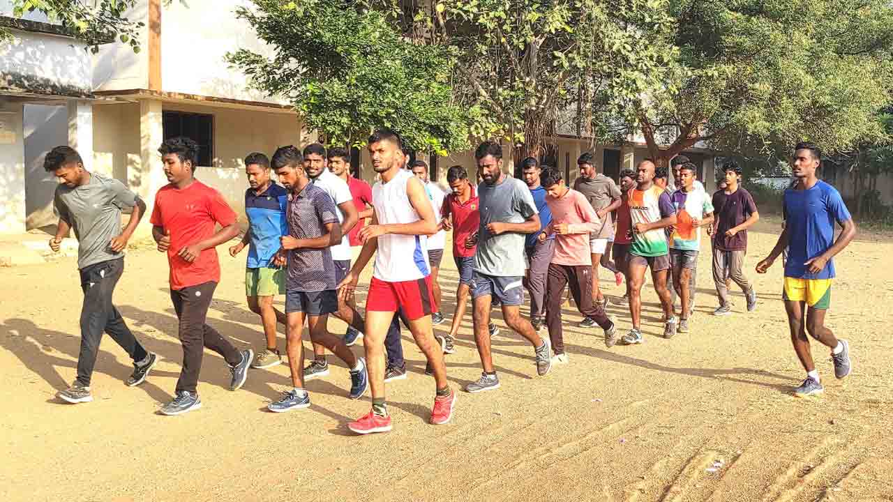 పోలీస్‌ ఉద్యోగ సాధనే లక్ష్యంగా..