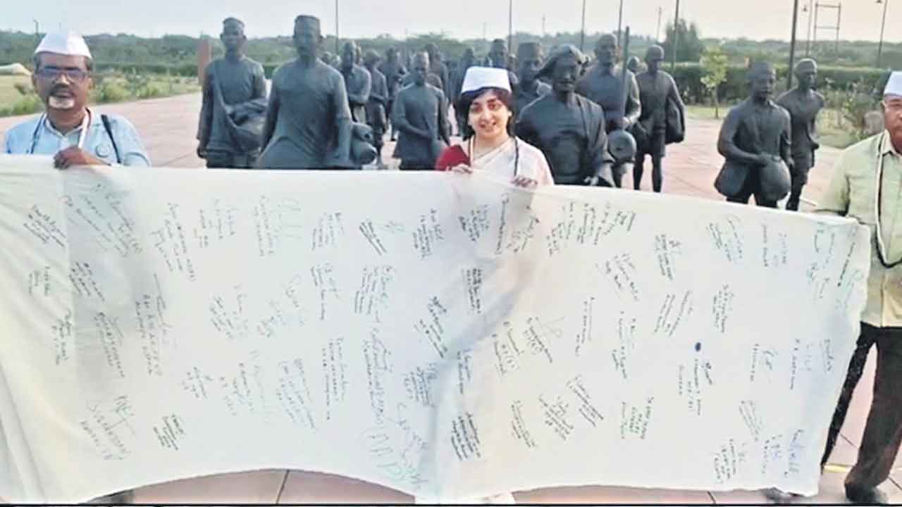 దండి వద్ద చేనేత సంఘం నిరసన