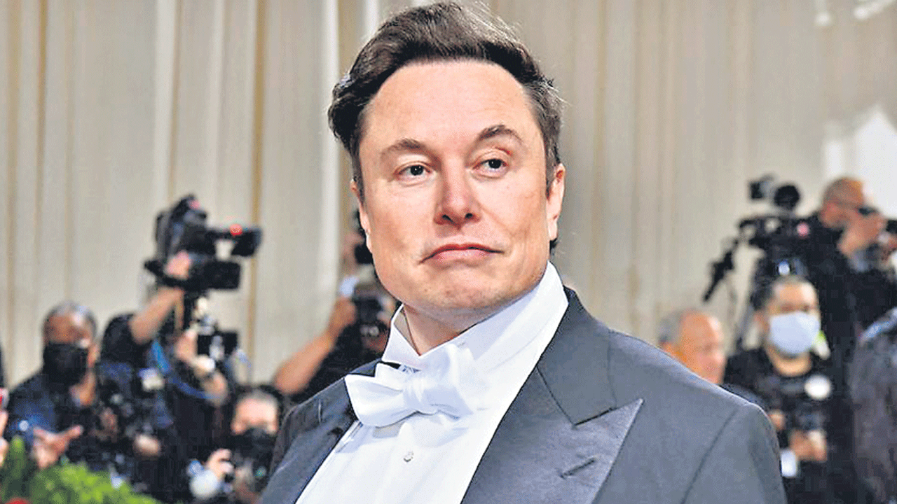 4,400 మంది కాంట్రాక్టు ఉద్యోగులపై వేటు