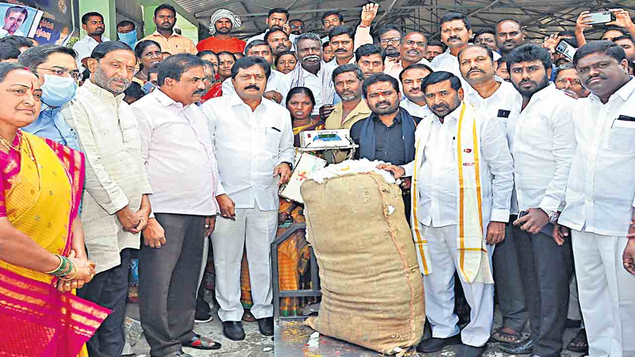 అభివృద్ధిని అడ్డుకునేందుకే బీజేపీ కుట్రలు