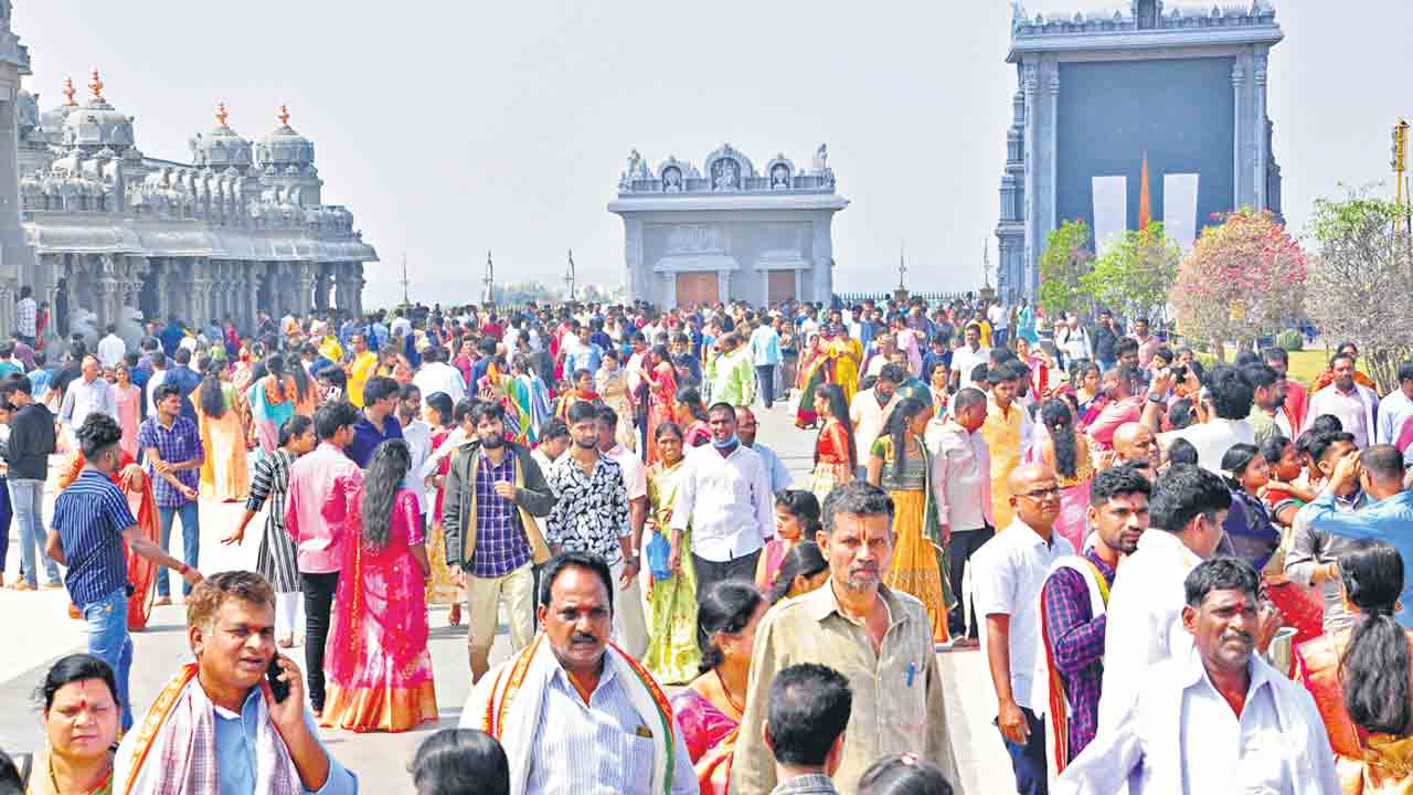 గుట్టలో భక్తుల రద్దీ
