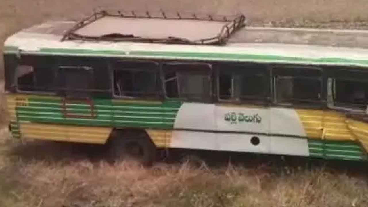 ఊడిన బస్‌ చక్రాలు.. 50 మంది ఆర్టీసీ ప్రయాణికులు సేఫ్‌