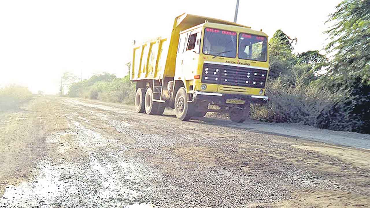 నాలుగు వరుసలు.. నాసిరకం పనులు..