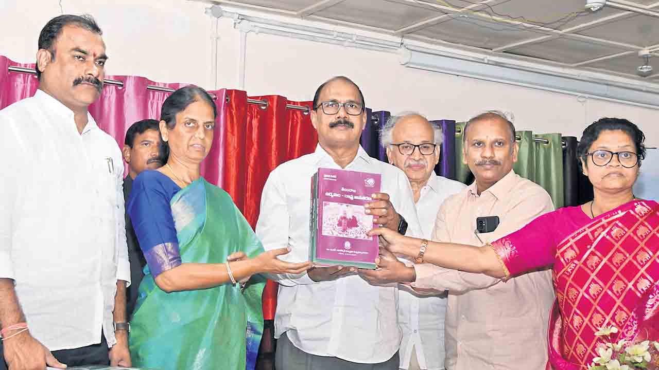 బొకేకు బదులు బుక్‌ ఇవ్వండి