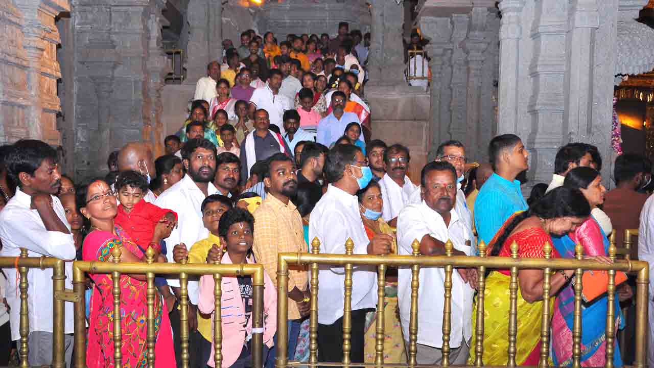 యాదాద్రిలో కార్తిక సందడి