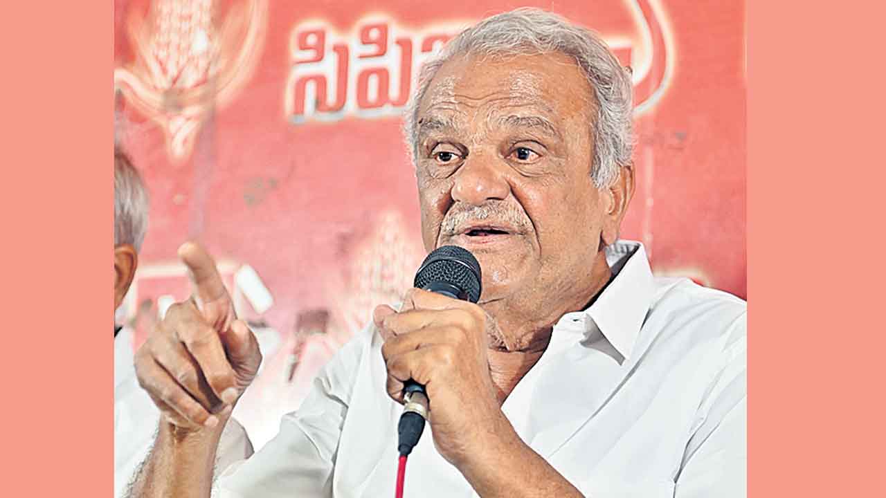 ఐటీ సోదాలు లైవ్‌లో చూపాలి