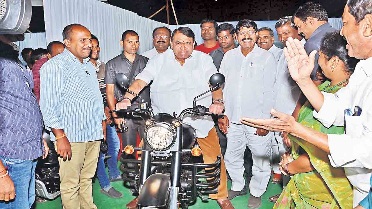 రాజకీయాల్లో కొంతమంది నోర్లకు స్పీడ్‌ బ్రేక్‌ అవసరం