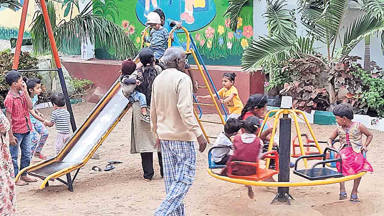 ప్రకృతి వనాల్లో..చిన్నారుల సందడి