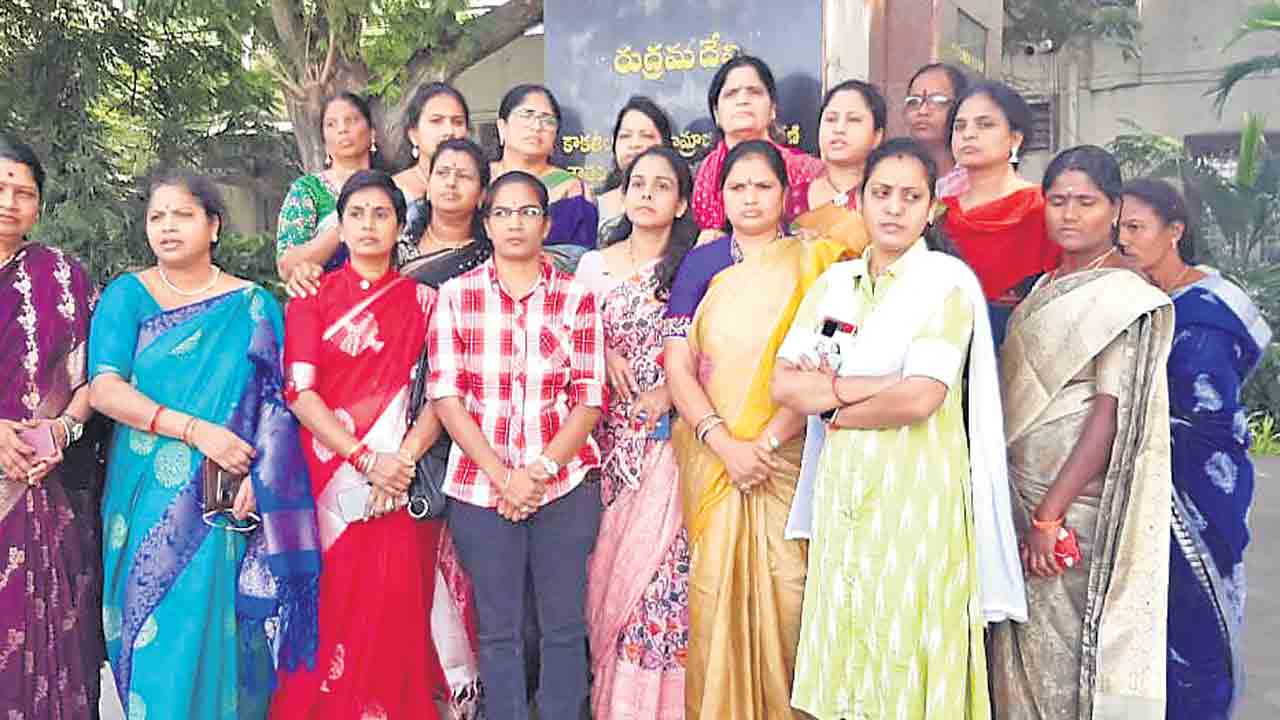 ఎమ్మెల్సీ కవితకు అర్వింద్‌ క్షమాపణ చెప్పాలి