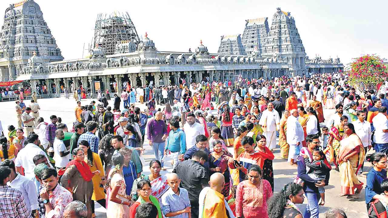 గుట్టకు 80 వేల మంది భక్తులు