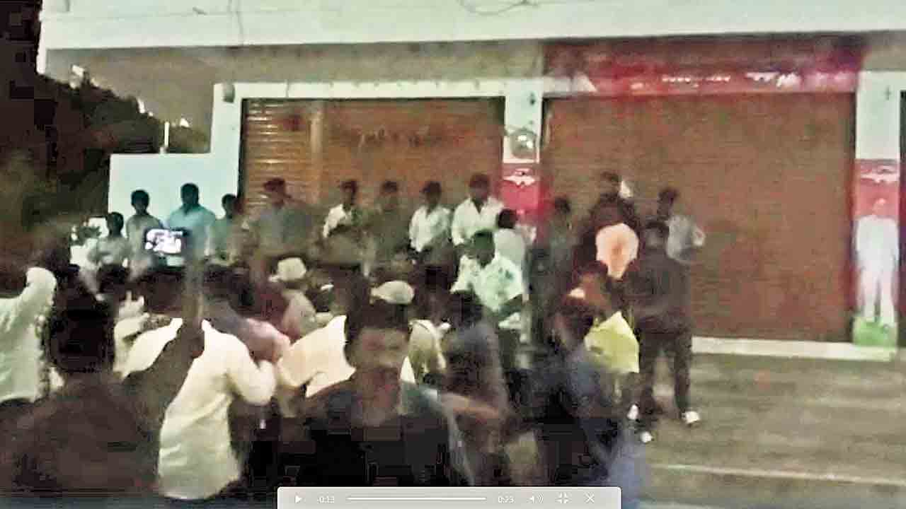 మునుగోడులో బీజేపీ గూండాగిరి