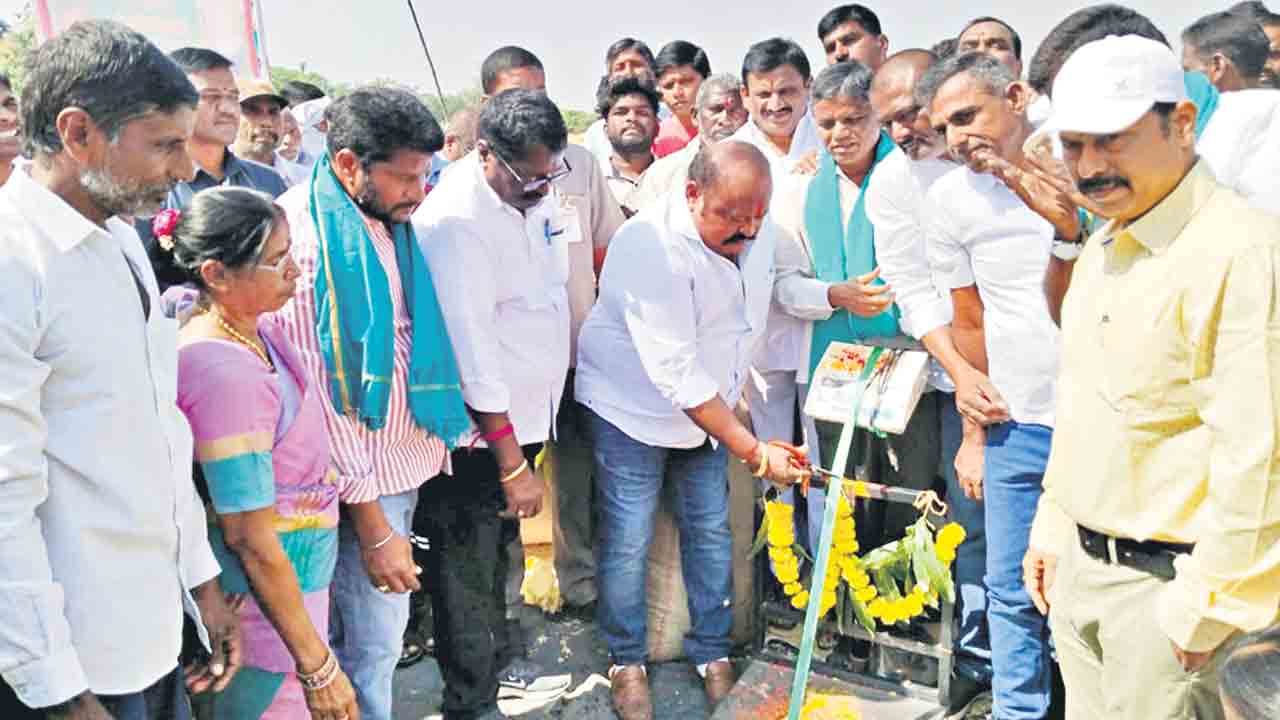 కేసీఆర్‌ సర్కారుకు అండగా నిలువాలి