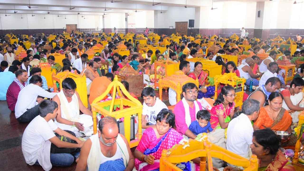 యాదాద్రికి పోటెత్తిన భక్తులు