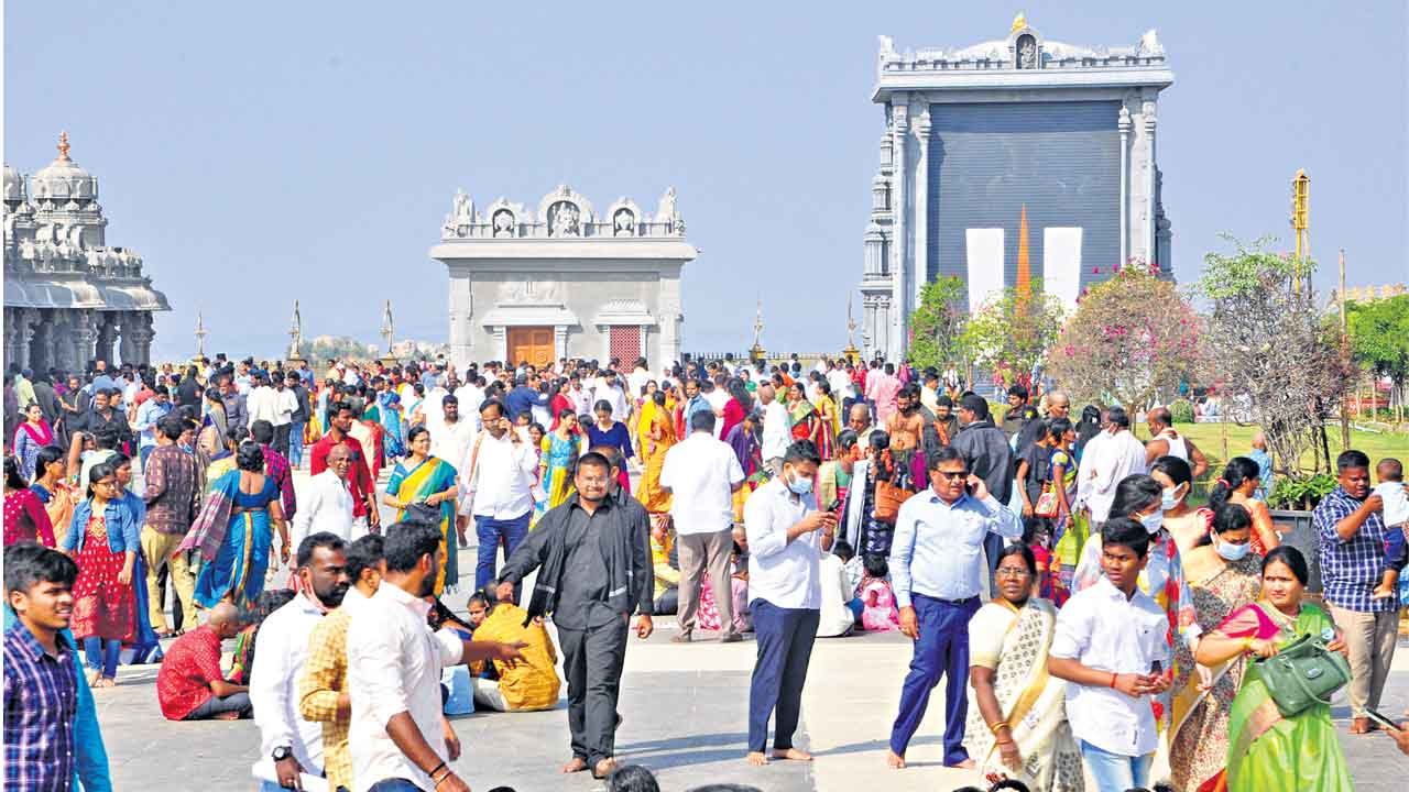 యాదగిరిగుట్టకు లక్షమంది భక్తులు