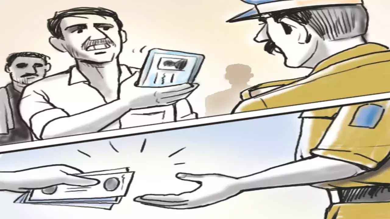 తిరుమల క్యూలైన్లలో కానిస్టేబుల్‌ చేతివాటం..పట్టుకున్న విజిలెన్స్‌ అధికారులు