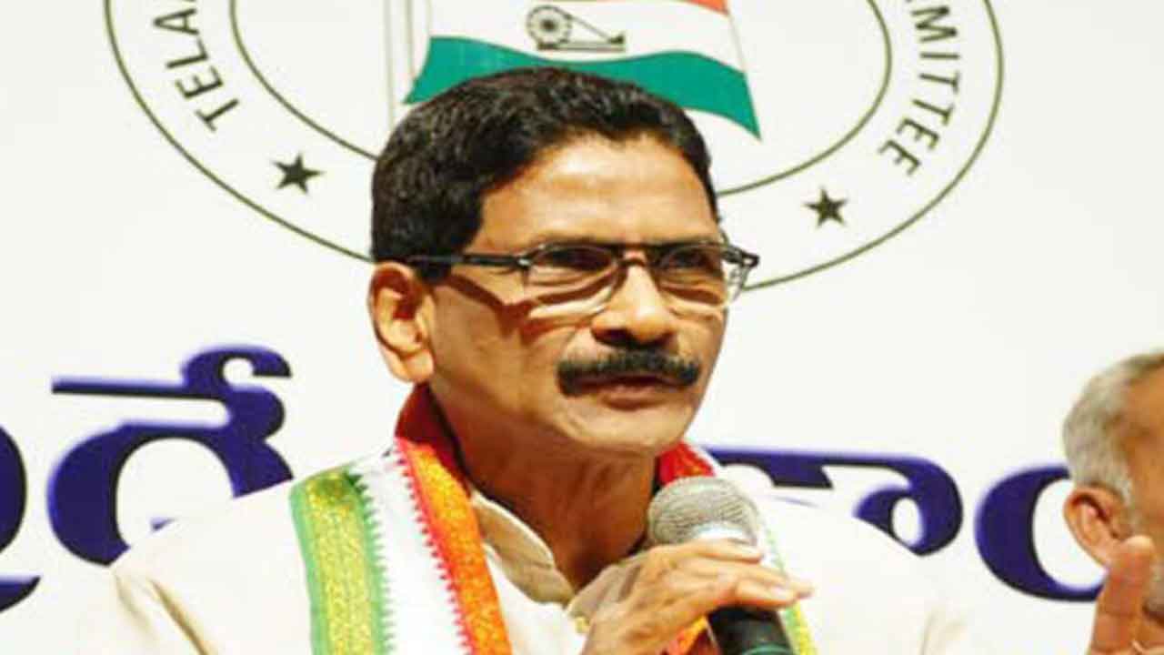 రేవంత్‌ ఓ చీటర్‌, బ్లాక్‌మెయిలర్‌