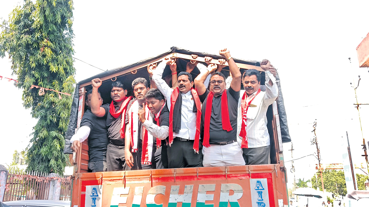 మోదీ పర్యటనపై నిరసన జెండా!