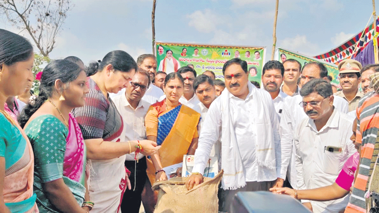 కొనుగోలు కేంద్రాల్లోనే విక్రయించాలి