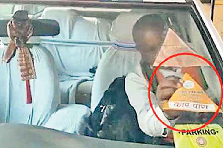 ఐటీ సార్లు.. బీజేపీ స్టిక్కర్లు