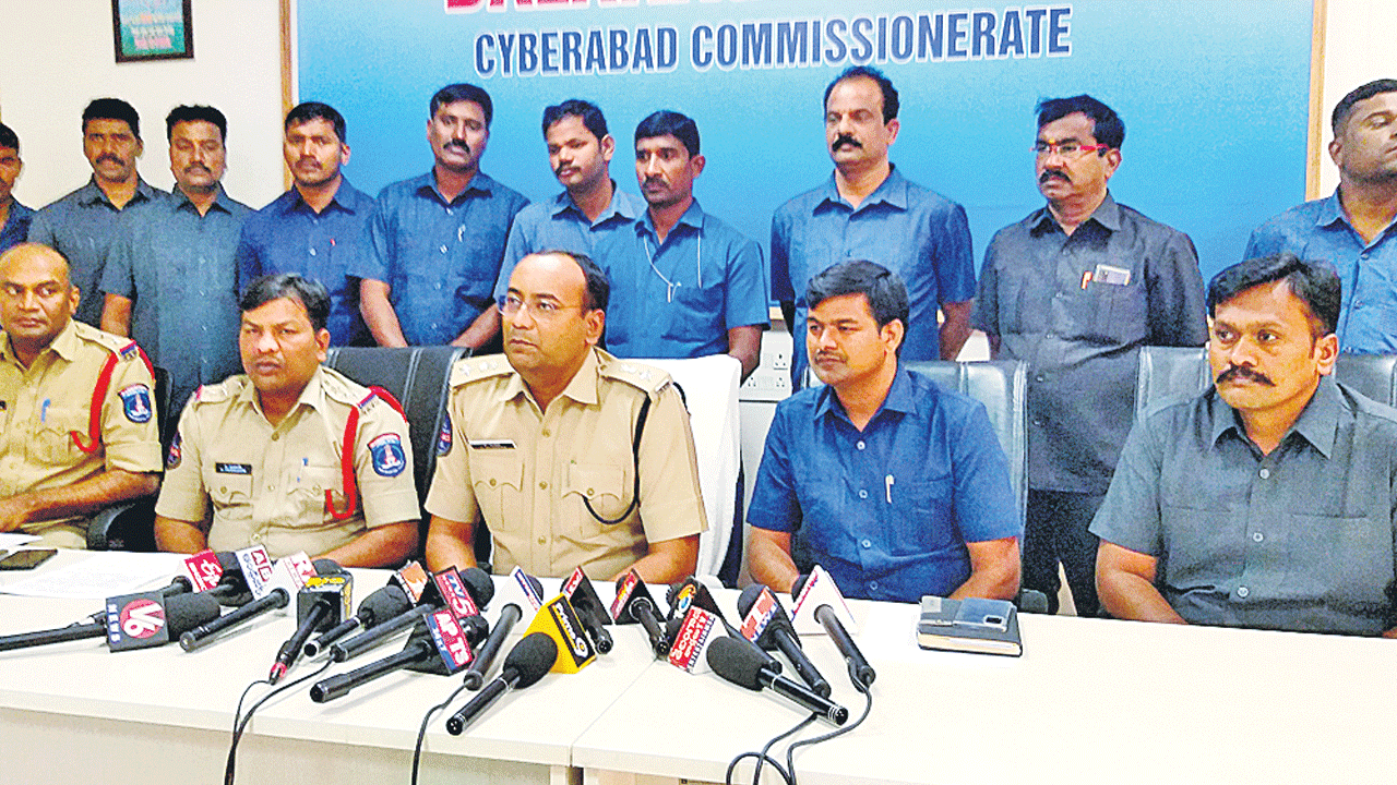 నకిలీ జీఎస్టీ అధికారులు అరెస్టు