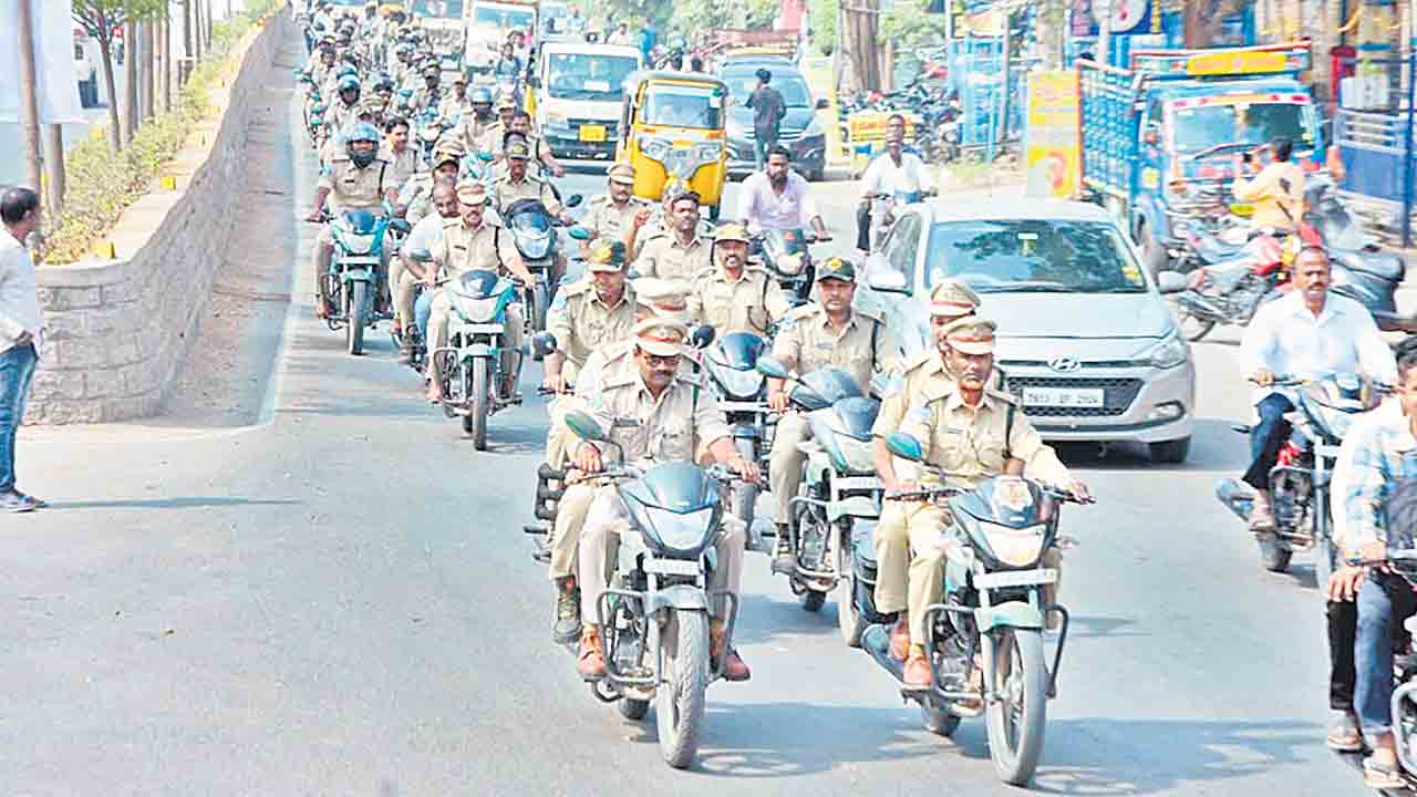 ఎఫ్‌ఆర్వో హత్యను నిరసిస్తూ సిబ్బంది ర్యాలీ
