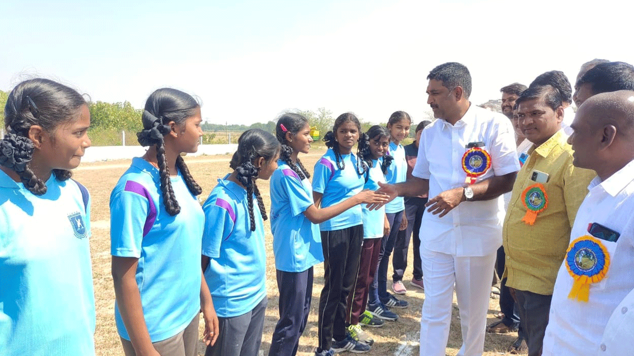 క్రీడాకారులు క్రీడా స్ఫూర్తిని ప్రదర్శించాలి