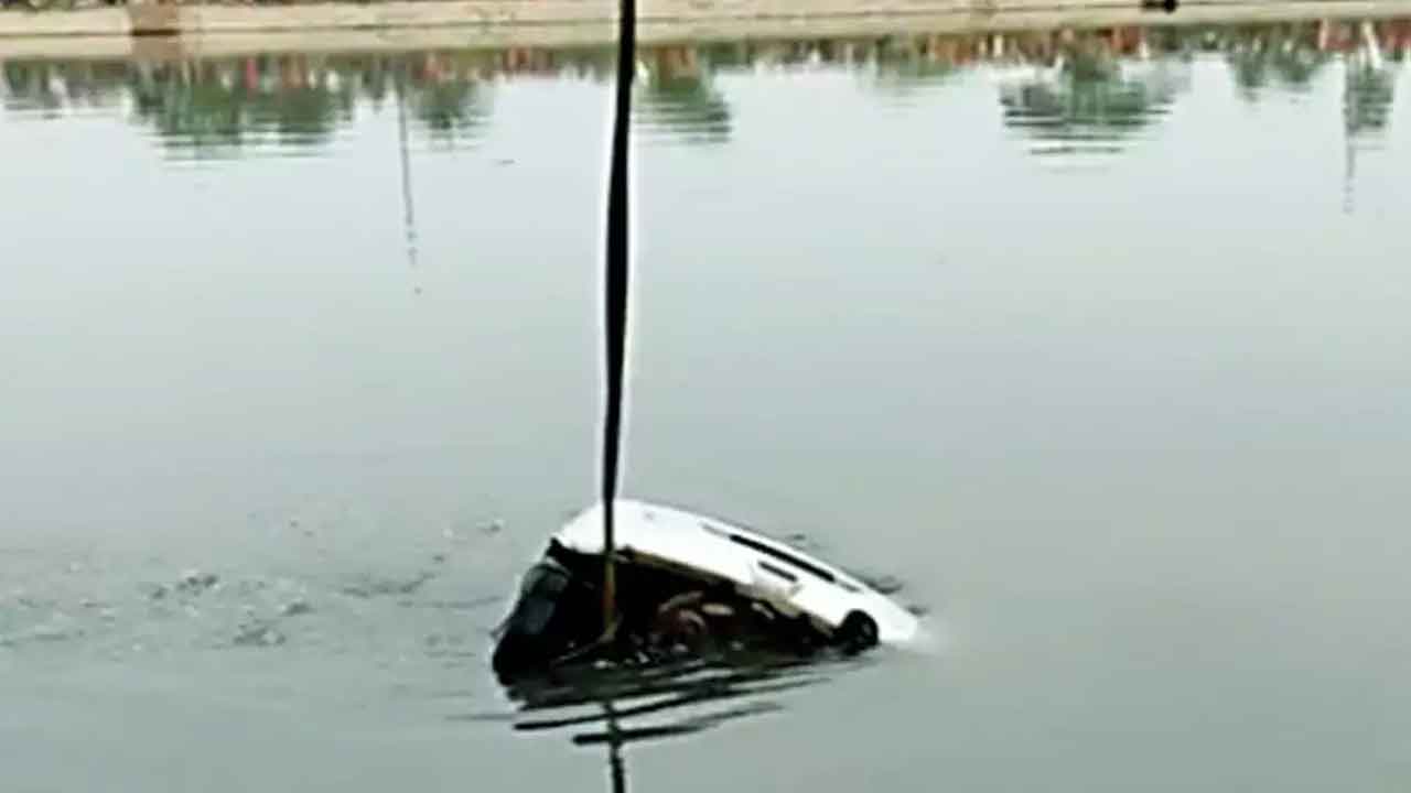 వాగులో కారు గల్లంతు.. ఇద్దరు ఉపాధ్యాయులు సురక్షితం