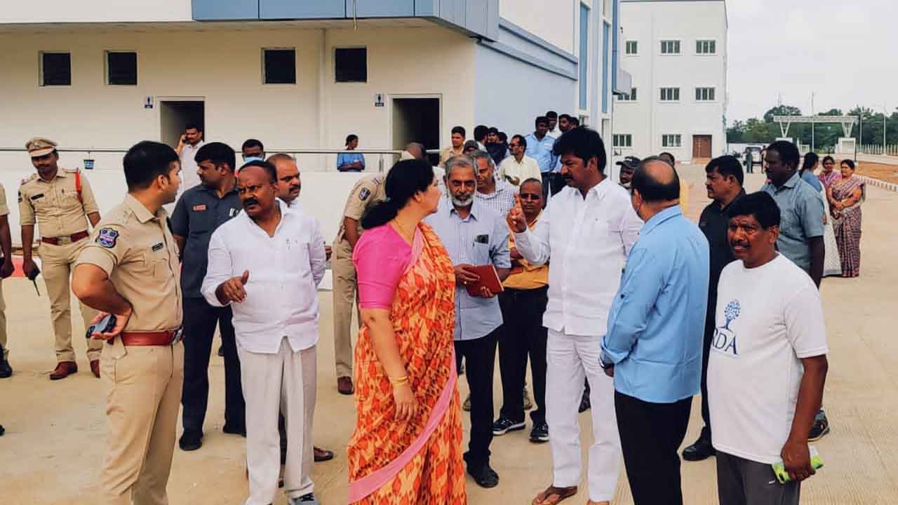 నూతన మెడికల్‌ కళాశాలను సందర్శించిన మంత్రి సత్యవతి రాథోడ్‌