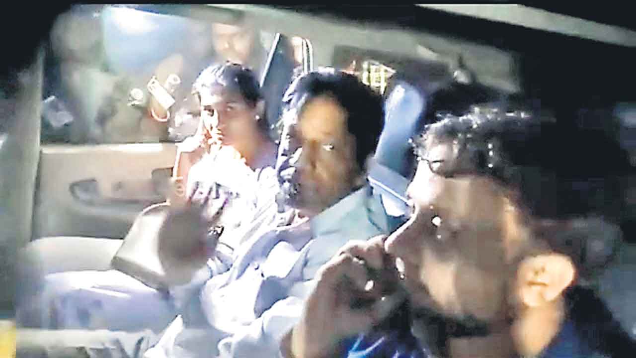 ఐటీ అధికారుల అతి! సోదాల ముసుగులో భౌతికదాడి?