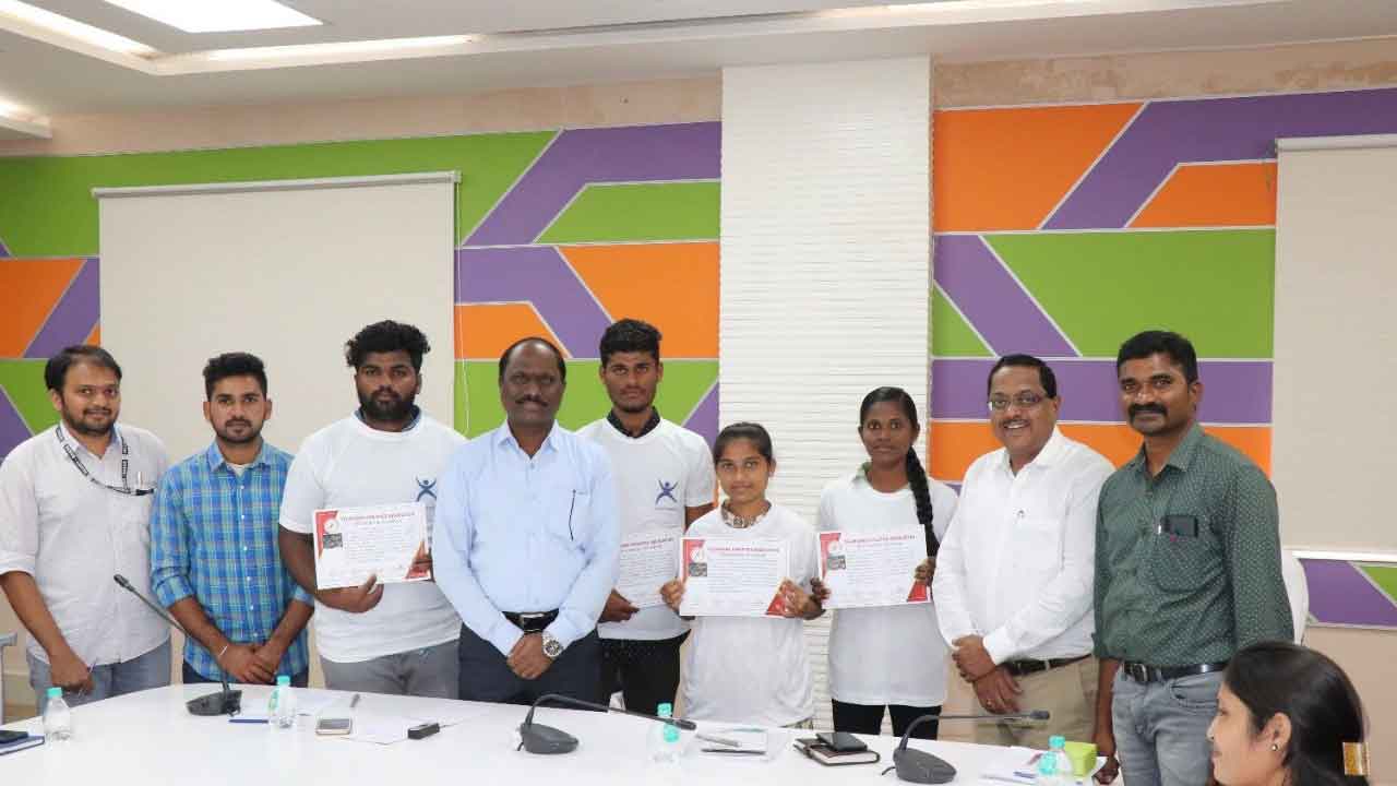 చదువుతో పాటు క్రీడల్లో రాణించాలి