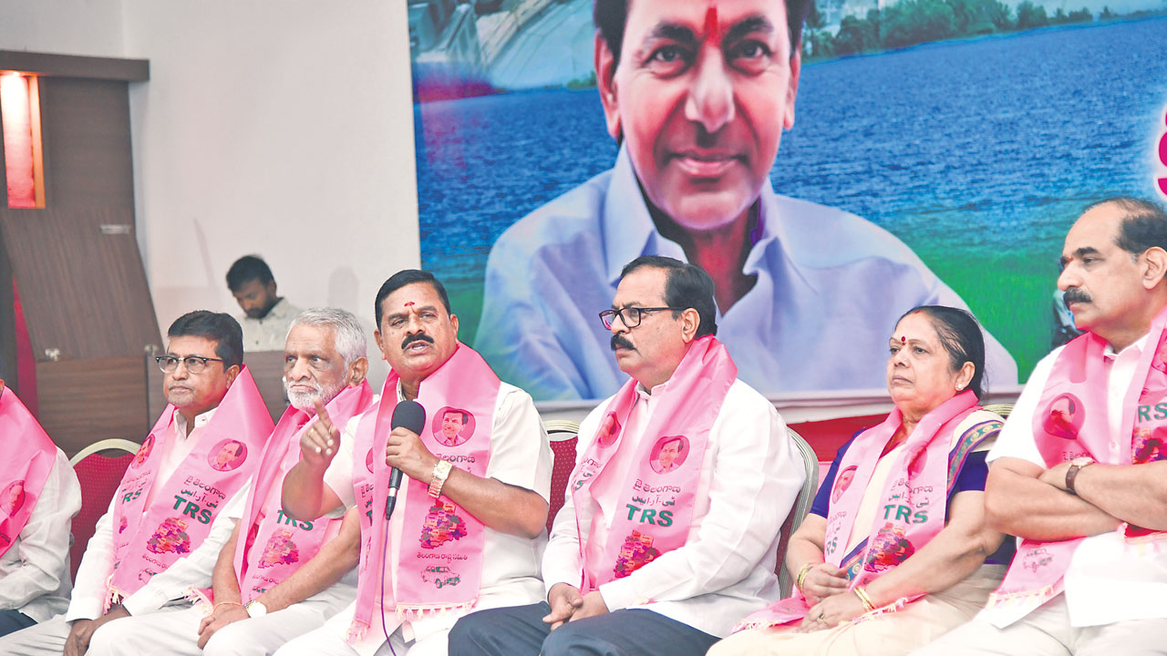 సంజయ్‌ క్షమాపణ చెప్పాలి