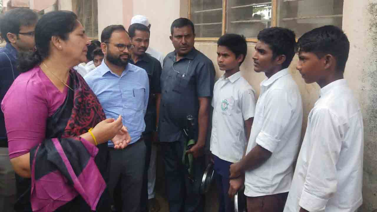 హాస్టల్‌ను సందర్శించిన మంత్రి సత్యవతి