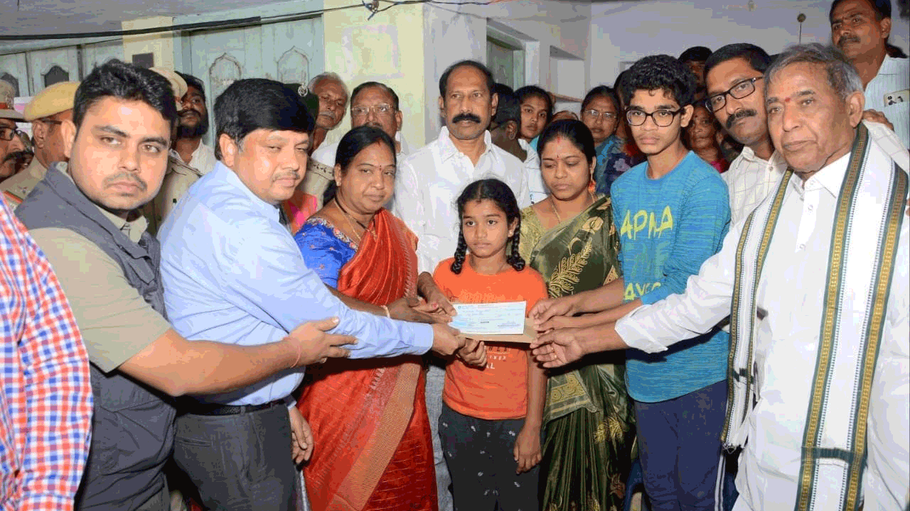 ‘ఎఫ్‌ఆర్‌వో’ కుటుంబానికి అండగా ఉంటాం