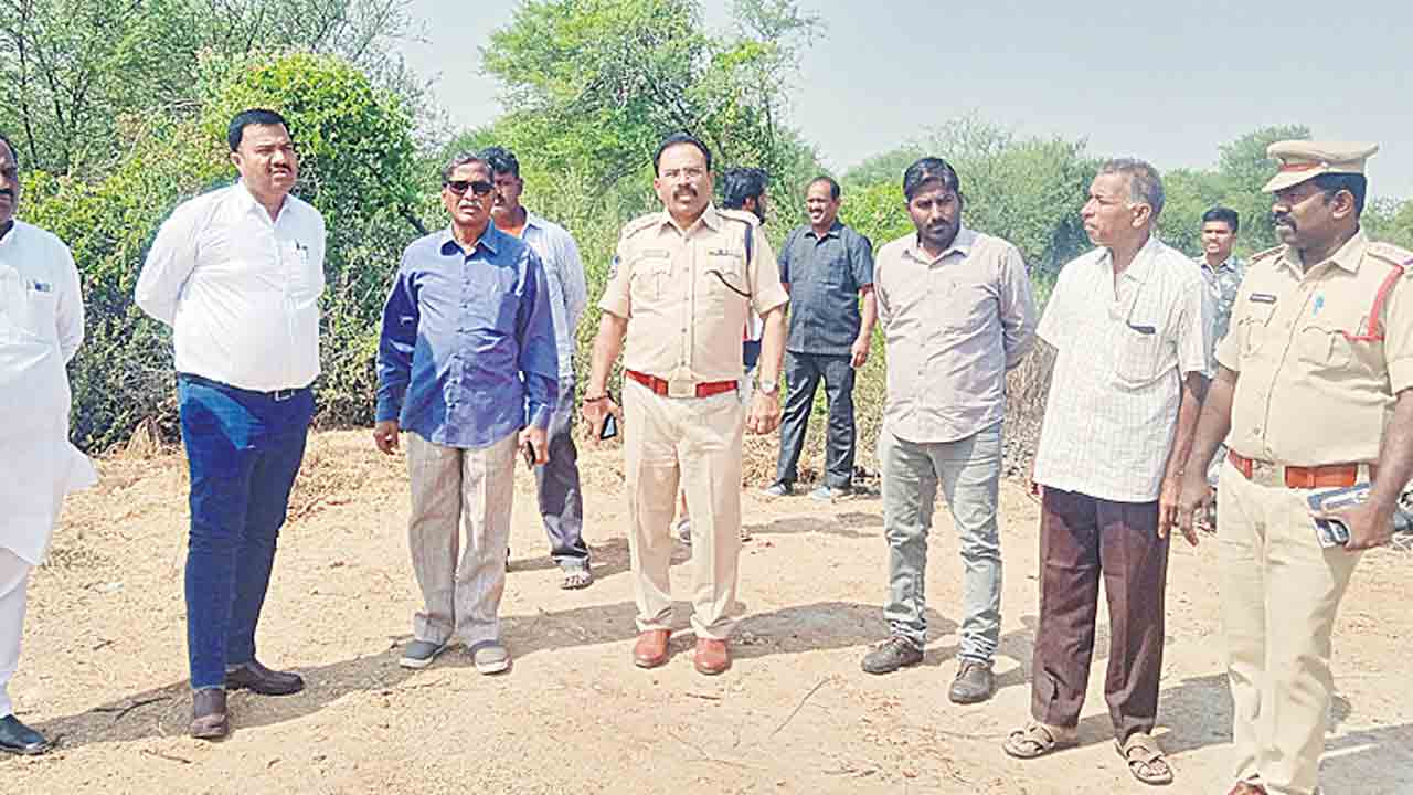 నిజాం షుగర్స్‌ భూముల ఫెన్సింగ్‌ ధ్వంసం