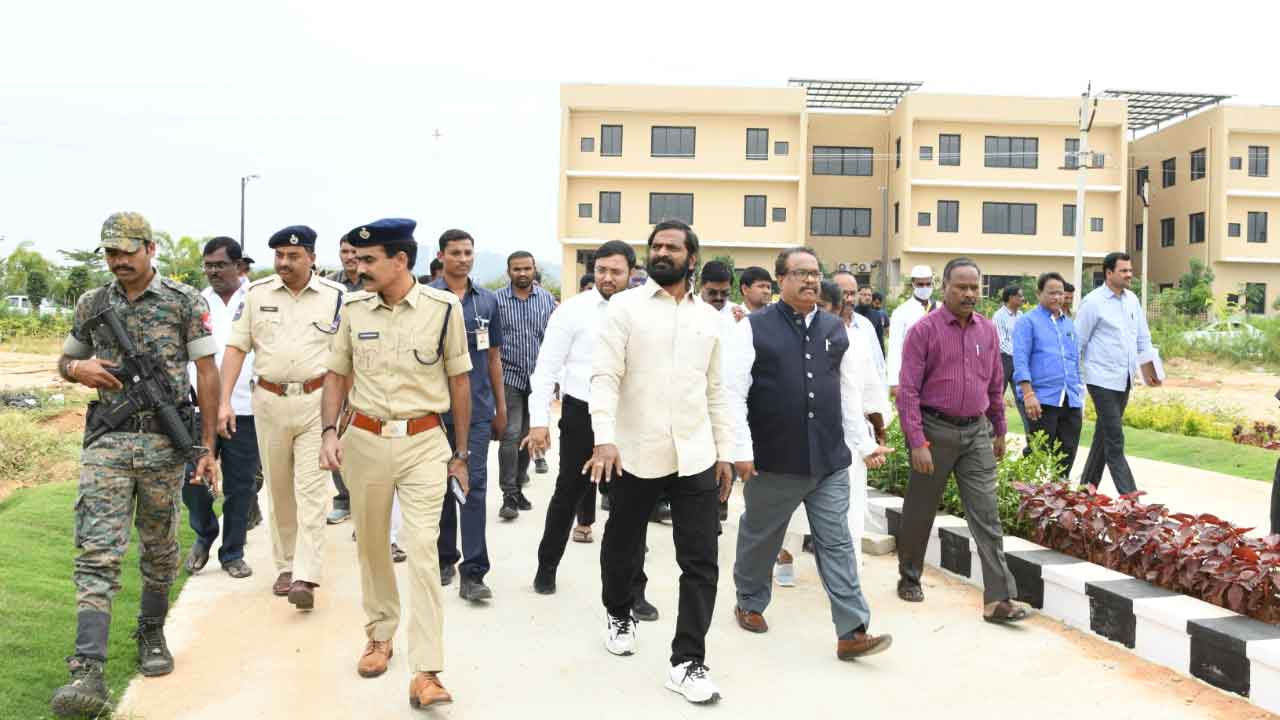 కేసీఆర్‌ పర్యటన సక్సెస్‌ చేయాలి