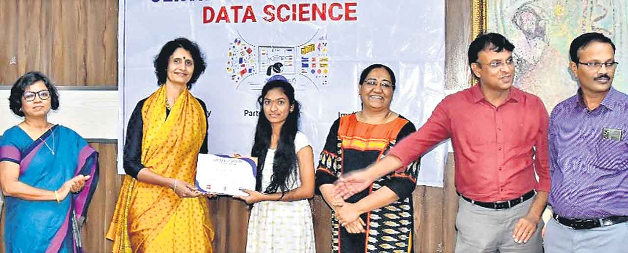 డాటాసైన్స్‌ సర్టిఫికెట్లు ప్రదానం