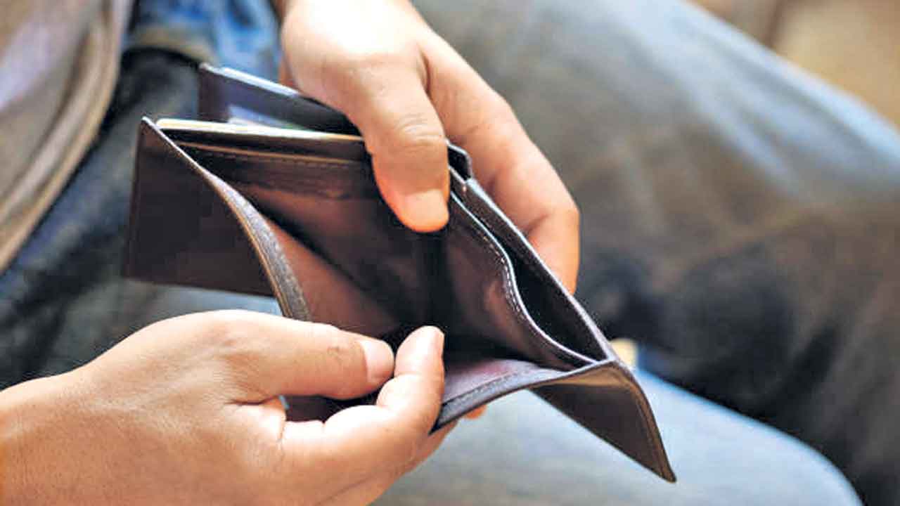 వెన్ను విరిచిన ఆర్థికం.. అభద్రతలో 69% కుటుంబాలు