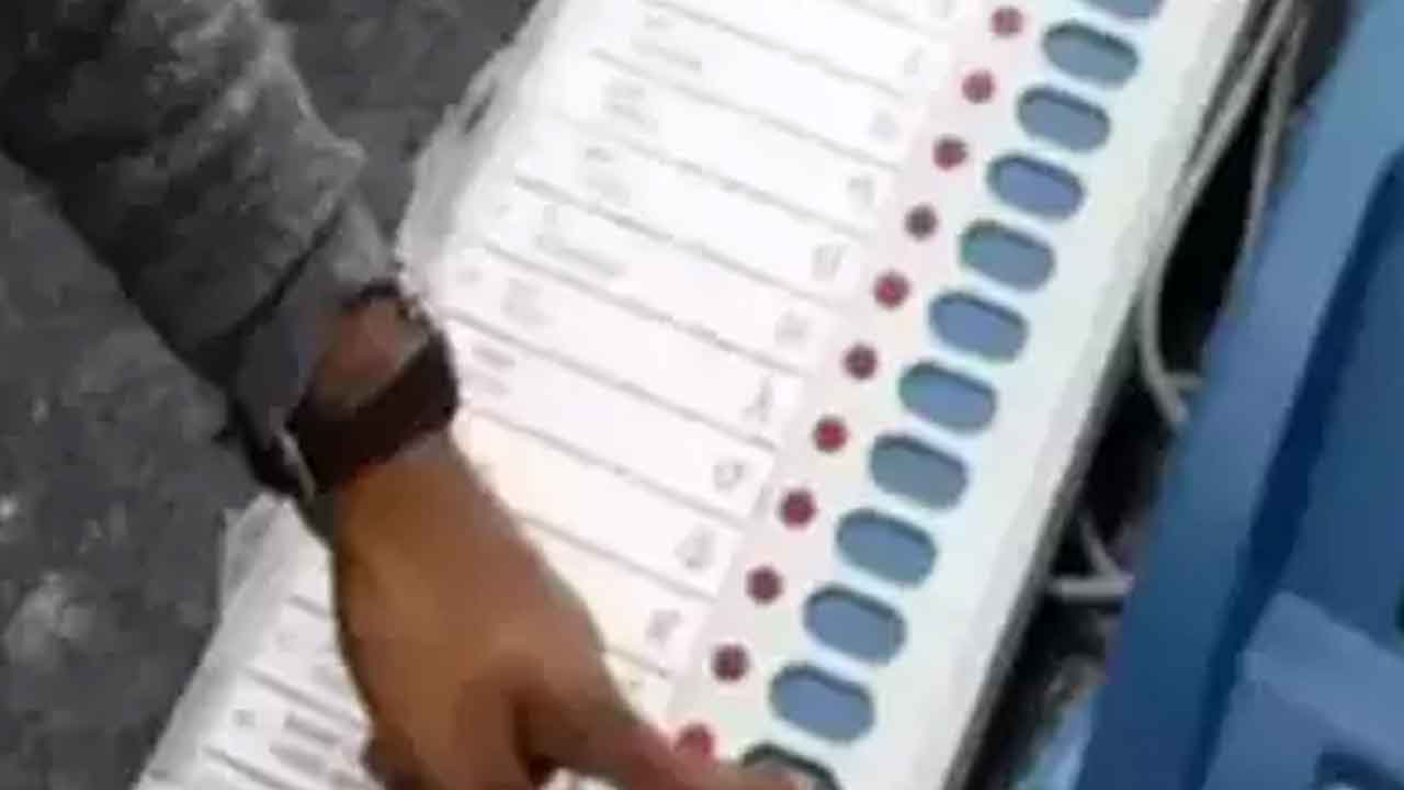 ప్రైవేట్‌ వాహనంలో ఈవీఎంలు