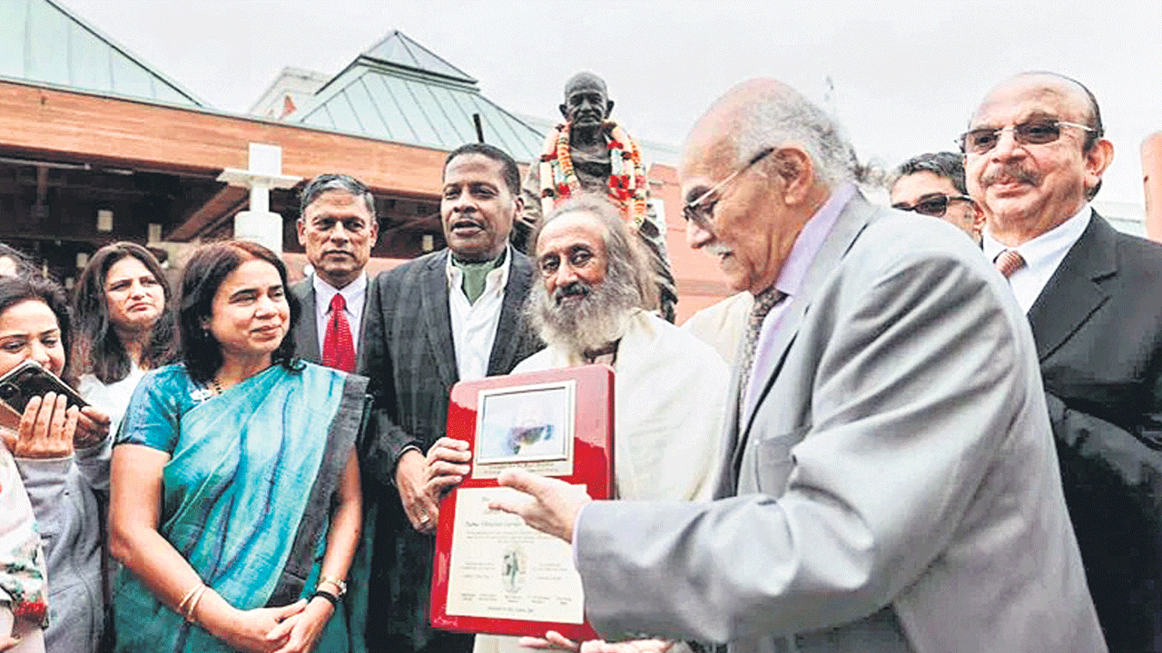 శ్రీశ్రీ రవిశంకర్‌కు గాంధీ పీస్‌ పిలిగ్రిమ్‌ అవార్డు