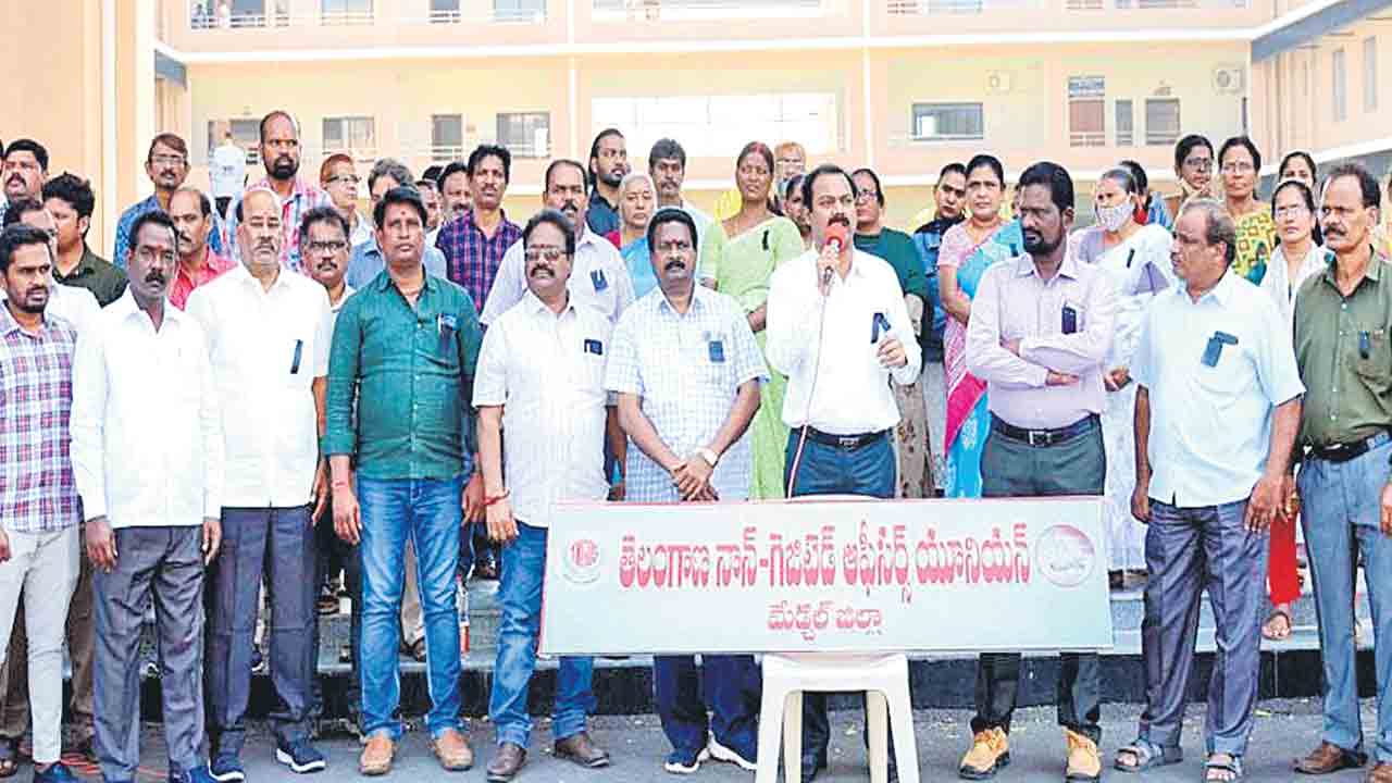 బేషరతుగా క్షమాపణ చెప్పాల్సిందే..