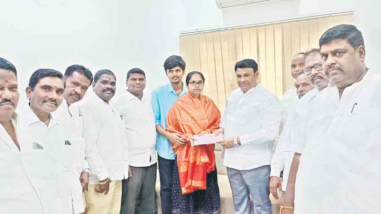 వైద్య విద్యార్థిని హారికకు ఆర్థిక సహాయం