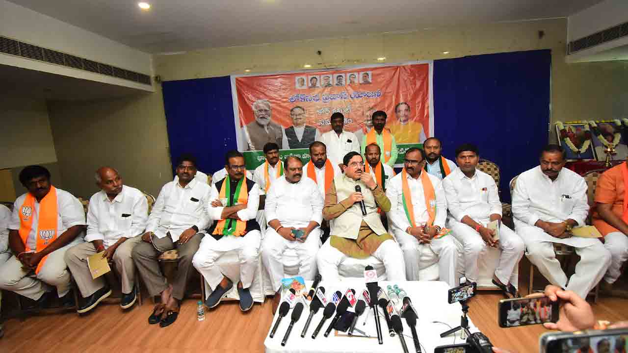 పువ్వు పార్టీలో పాత, కొత్తల పంచాయితీ