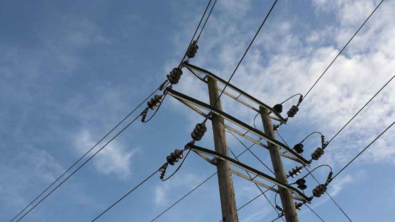 తెగిపడ్డ విద్యుత్‌ తీగలు.. ఆర్టీసీ ప్రయాణికులకు తప్పిన ముప్పు