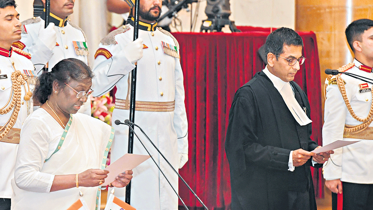 సీజేఐగా చంద్రచూడ్‌ ప్రమాణం