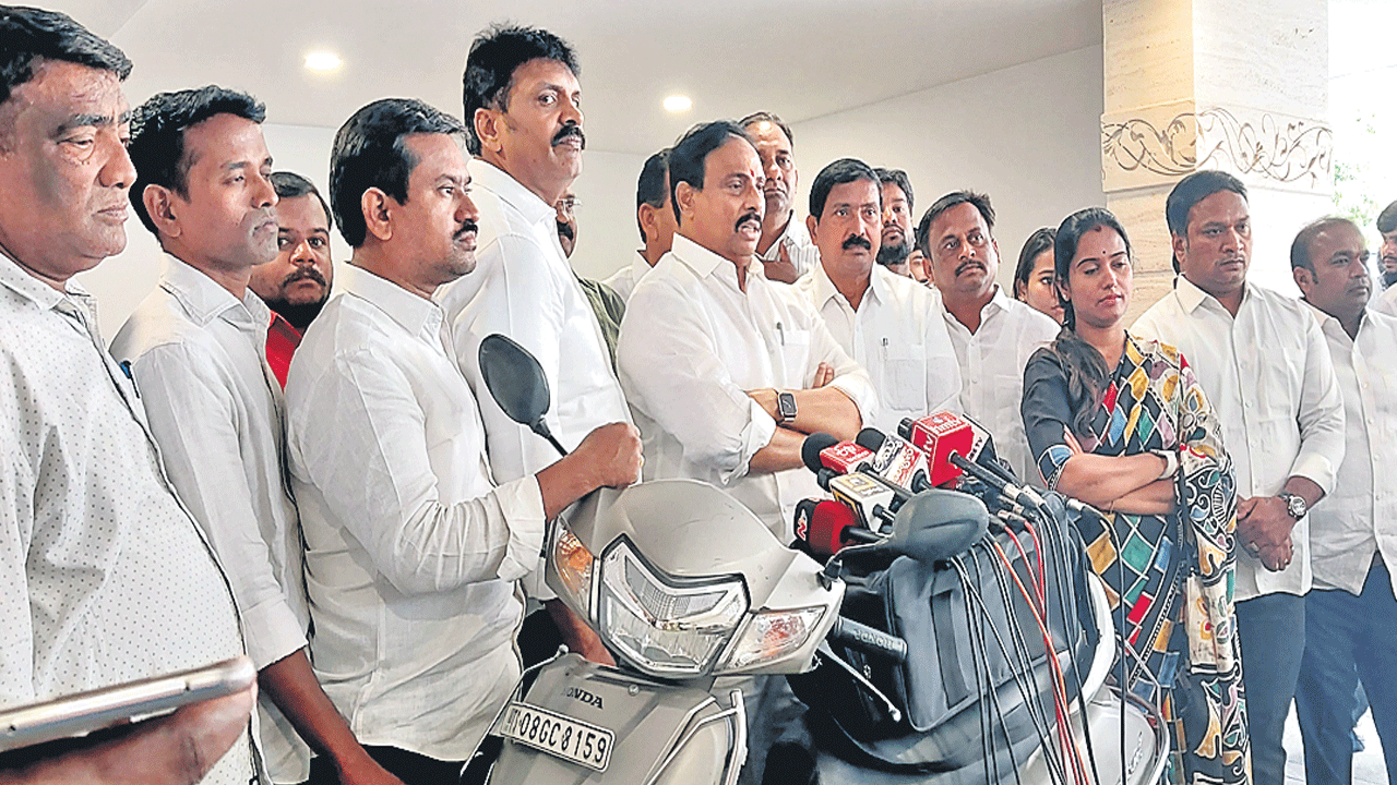 తండ్రి పీసీసీ చీఫ్‌గా ఉన్నప్పుడు.. కొడుకు బీఫారమ్స్‌ అమ్ముకున్నాడు