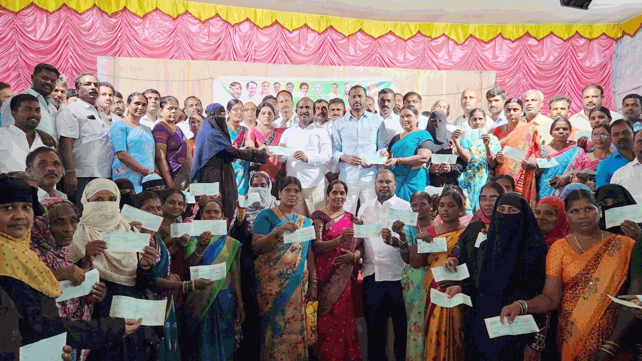 రాజకీయాలకు అతీతంగా అభివృద్ధికి కృషి