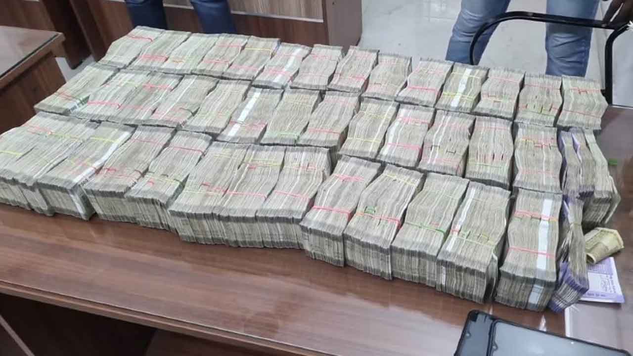 అంతర్రాష్ట్ర సైబర్‌ నేరగాడి అరెస్ట్‌.. రూ. 2 కోట్ల నగదు సీజ్‌