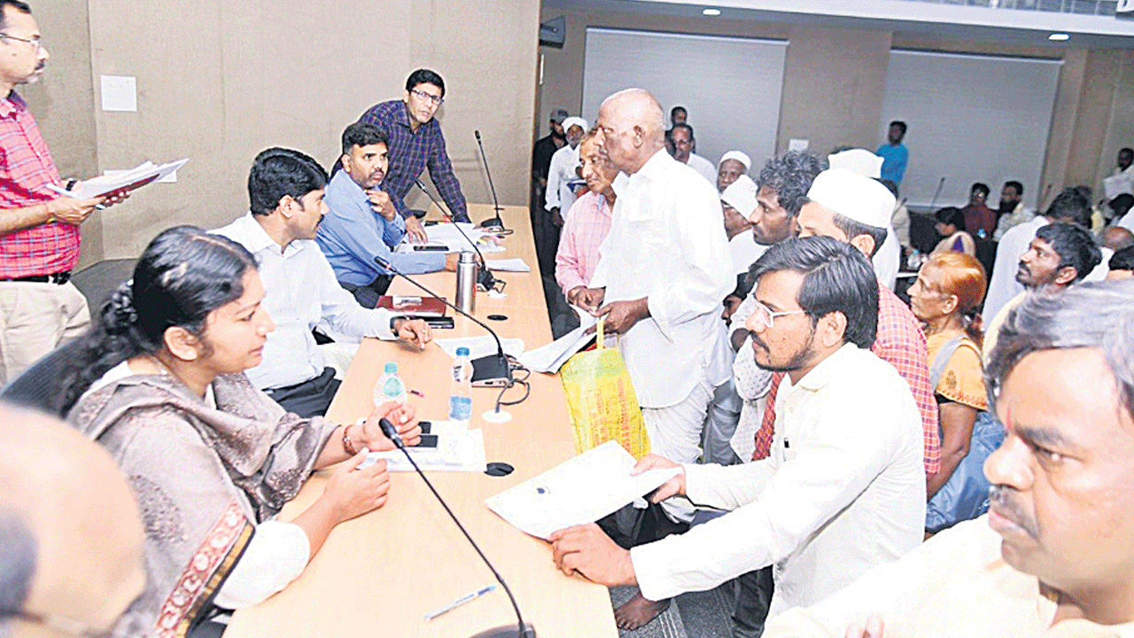 సమయపాలన పాటించకపోతే చర్యలు తప్పవు